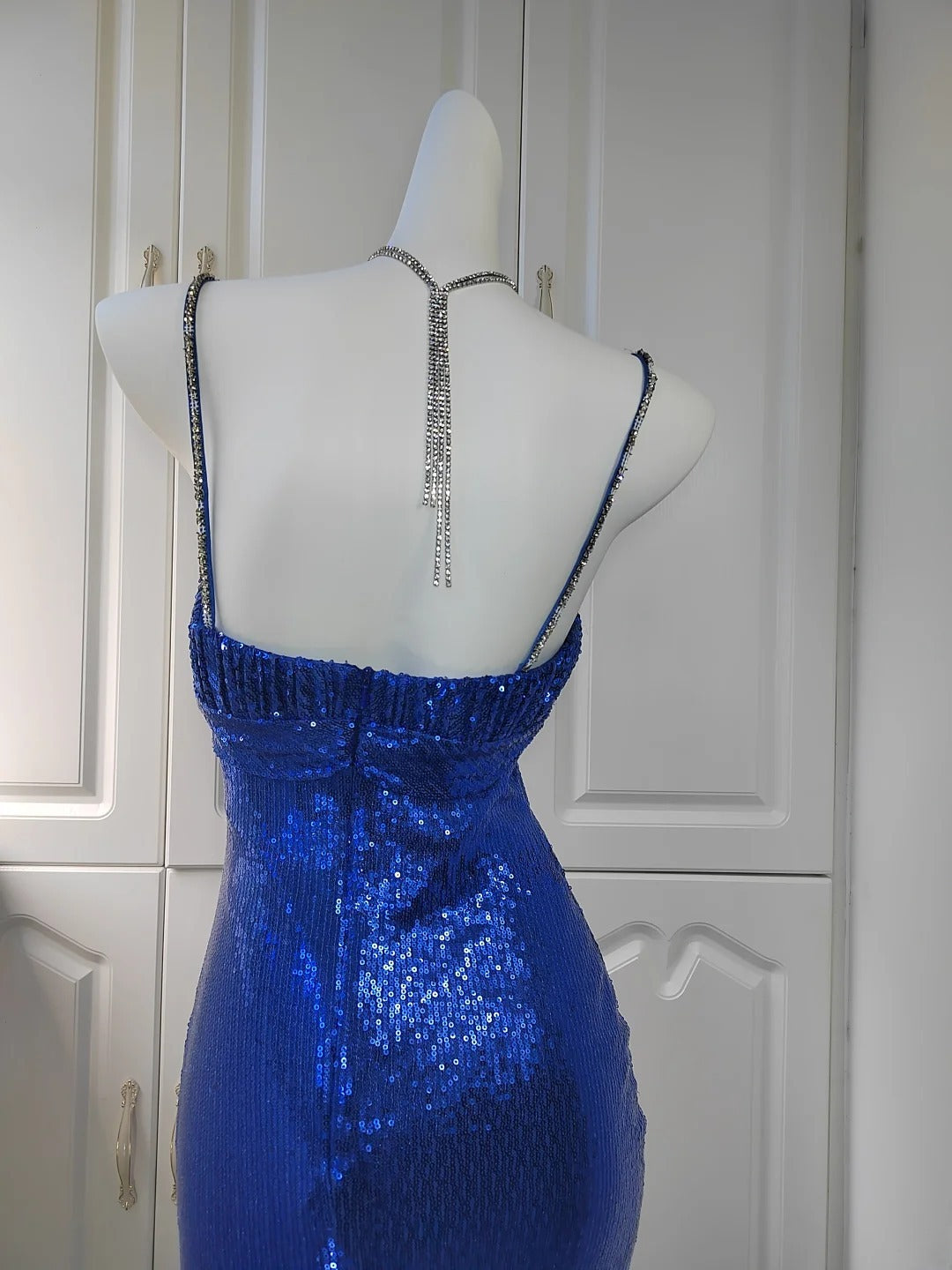 Elegantes Meerjungfrauen-Abendkleid mit Spaghettiträgern, königsblauen Pailletten und Perlen, perfekt für Highschool-Teenager und Abschlussball (AB2517)