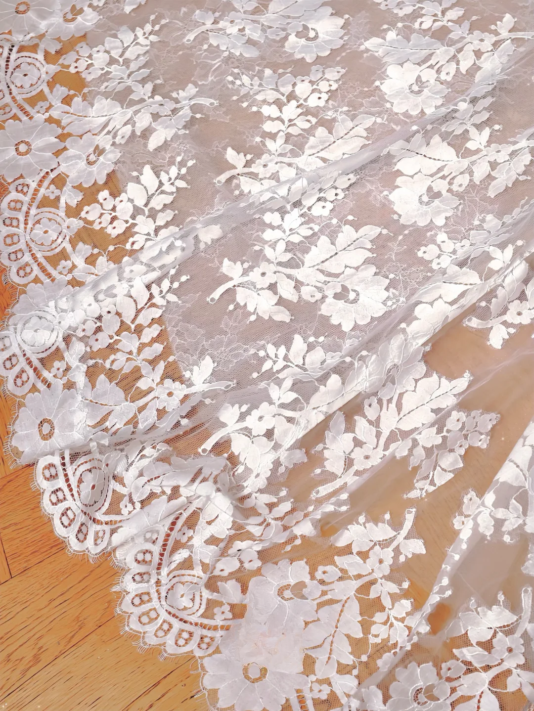 Zeitloses langes Brautkleid im Meerjungfrauenstil mit Spaghettiträgern, ärmellos, aus Spitze, mit Perlen und Schleppe, Modell AQ010