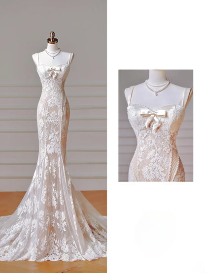 Zeitloses langes Brautkleid im Meerjungfrauenstil mit Spaghettiträgern, ärmellos, aus Spitze, mit Perlen und Schleppe, Modell AQ010