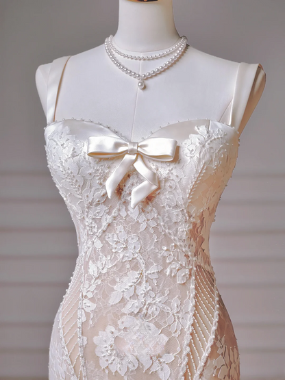 Zeitloses langes Brautkleid im Meerjungfrauenstil mit Spaghettiträgern, ärmellos, aus Spitze, mit Perlen und Schleppe, Modell AQ010