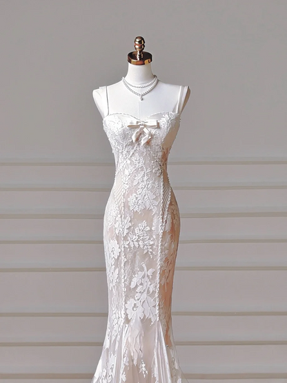 Zeitloses langes Brautkleid im Meerjungfrauenstil mit Spaghettiträgern, ärmellos, aus Spitze, mit Perlen und Schleppe, Modell AQ010