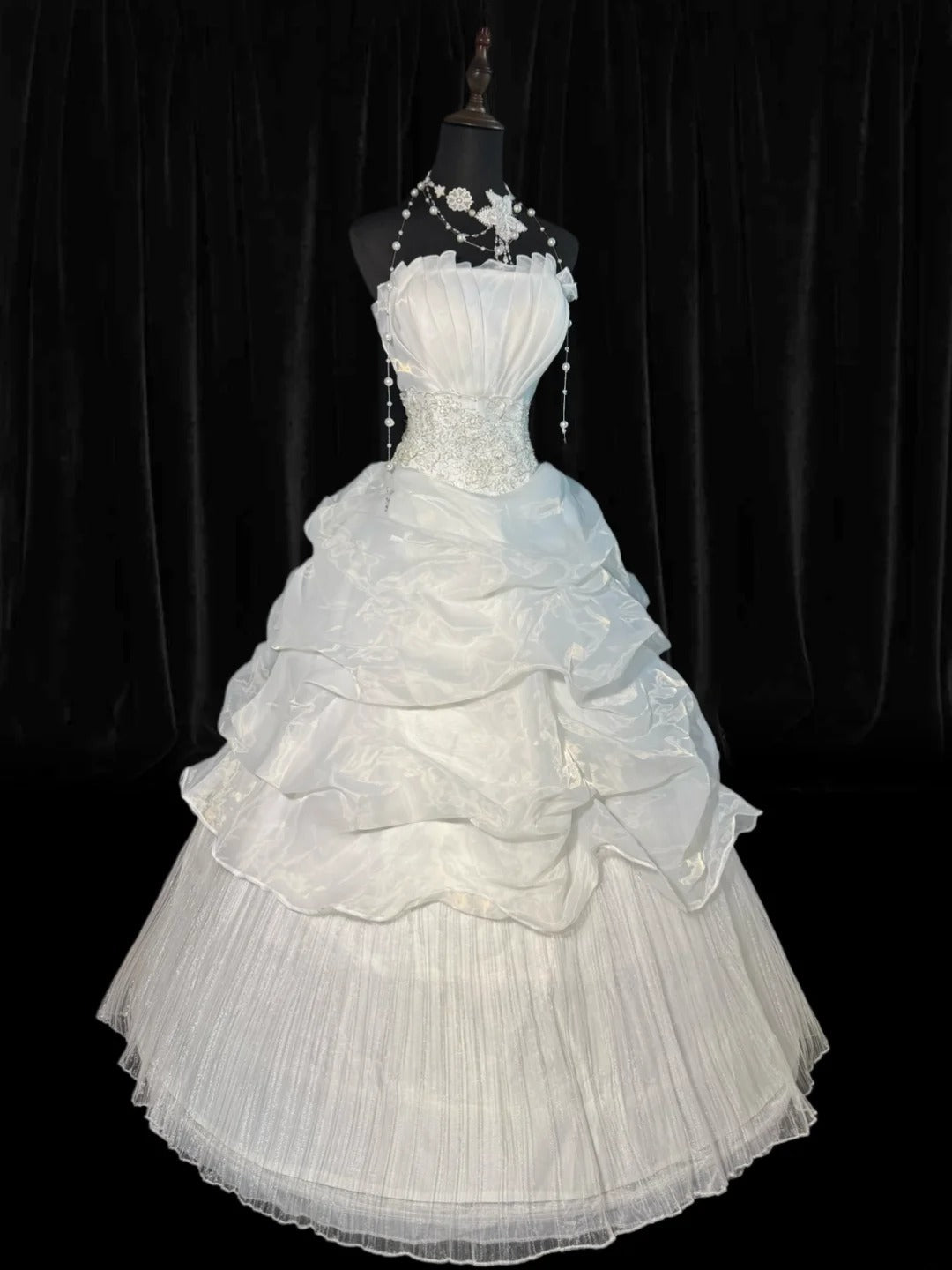 Zeitloses, trägerloses, ärmelloses Ballkleid aus weißem Organza mit Stufenrock, Falten und Spitze, langes Vintage-Korsett, figurbetont, im Stil der 1920er Jahre, Hochzeitskleid AS011