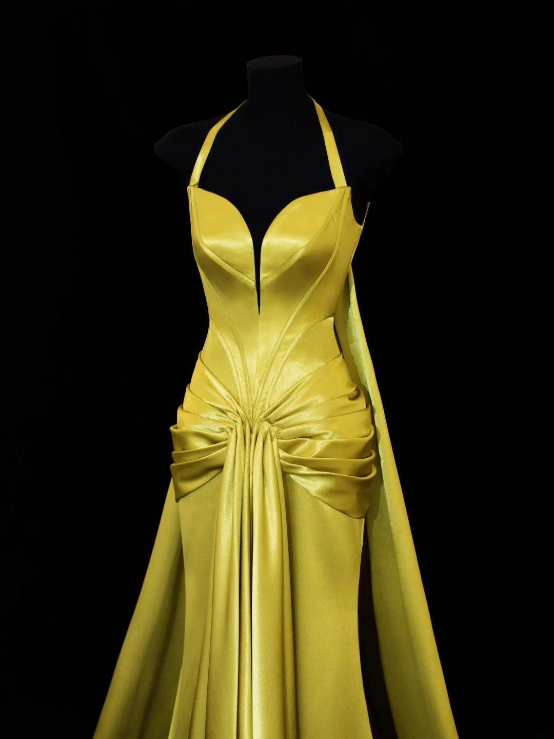Elegantes, schlichtes Meerjungfrauen-Abendkleid mit Neckholder, goldfarbenem Herzausschnitt und Cape-Stil – ein beeindruckendes langes Abendkleid für festliche Anlässe (SA011).
