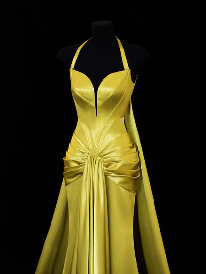 Elegantes, schlichtes Meerjungfrauen-Abendkleid mit Neckholder, goldfarbenem Herzausschnitt und Cape-Stil – ein beeindruckendes langes Abendkleid für festliche Anlässe (SA011).