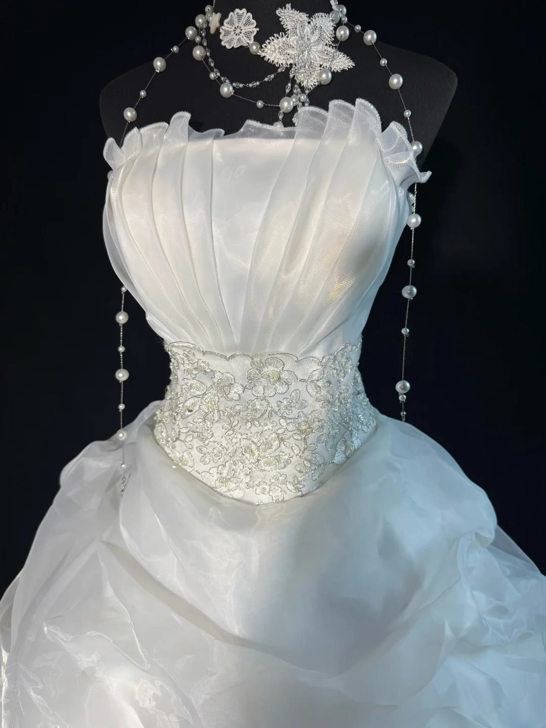 Zeitloses, trägerloses, ärmelloses Ballkleid aus weißem Organza mit Stufenrock, Falten und Spitze, langes Vintage-Korsett, figurbetont, im Stil der 1920er Jahre, Hochzeitskleid AS011