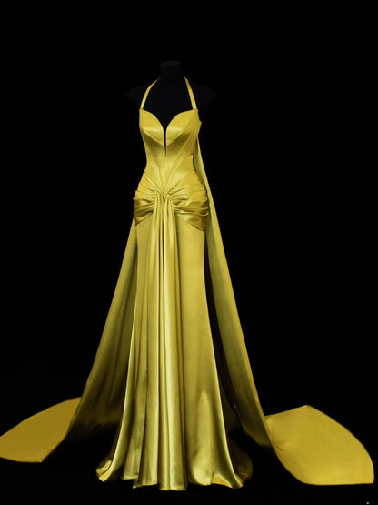 Elegantes, schlichtes Meerjungfrauen-Abendkleid mit Neckholder, goldfarbenem Herzausschnitt und Cape-Stil – ein beeindruckendes langes Abendkleid für festliche Anlässe (SA011).