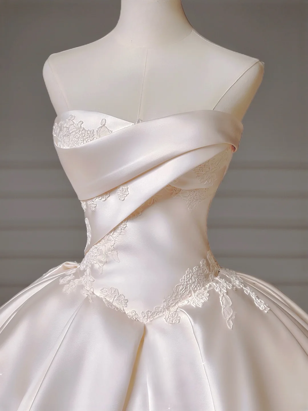 Langes Prinzessinnen-Brautkleid, Ballkleid mit Herzausschnitt, plissiertem Tüll und abnehmbaren Ärmeln, weißes Brautkleid AQ011