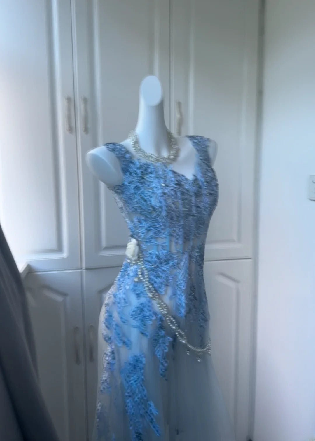 Robe de bal longue sans manches en tulle bleu ciel clair, coupe trapèze, col en V, style modeste, pour fin d'études secondaires (AS012)
