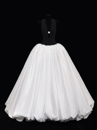 Ballkleider, elegante Abiballkleider mit V-Ausschnitt und Faltenwurf, beeindruckende schwarze Oberteile, weiße lange Abiballkleider, Partykleider, formelle Kleider SA014