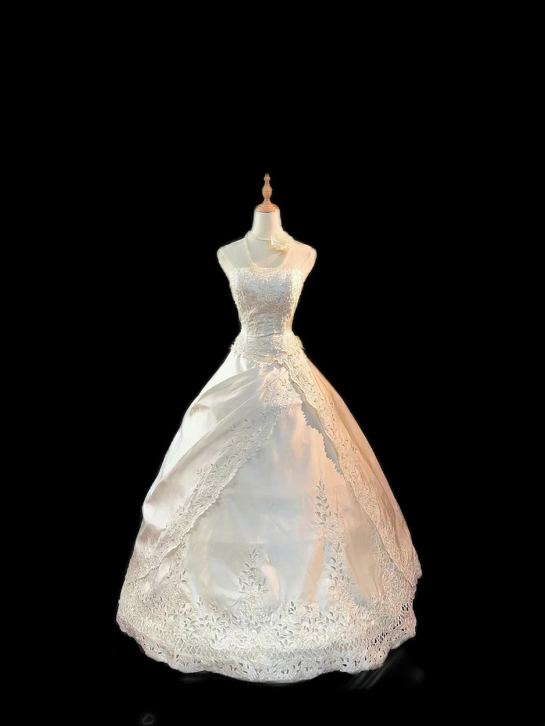 Ethereal Ball Gowns Strapless White Lace With Appliqued Wedding Dresses RB3356