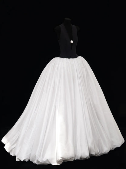 Ballkleider, elegante Abiballkleider mit V-Ausschnitt und Faltenwurf, beeindruckende schwarze Oberteile, weiße lange Abiballkleider, Partykleider, formelle Kleider SA014
