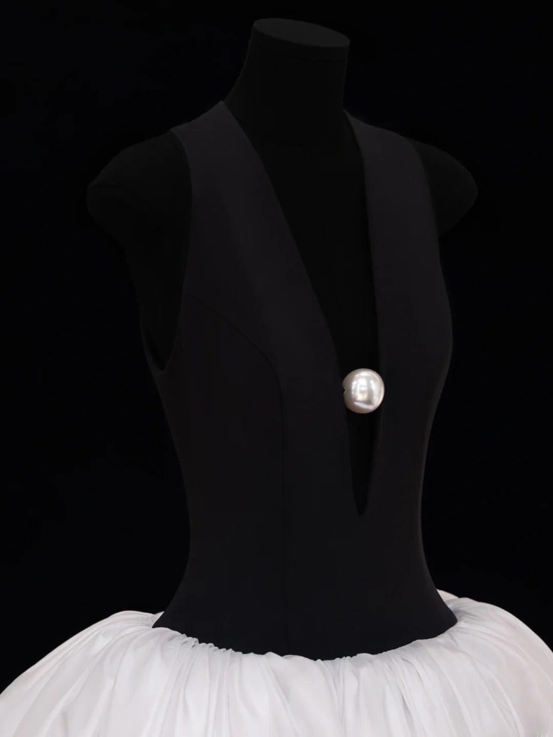 Ballkleider, elegante Abiballkleider mit V-Ausschnitt und Faltenwurf, beeindruckende schwarze Oberteile, weiße lange Abiballkleider, Partykleider, formelle Kleider SA014