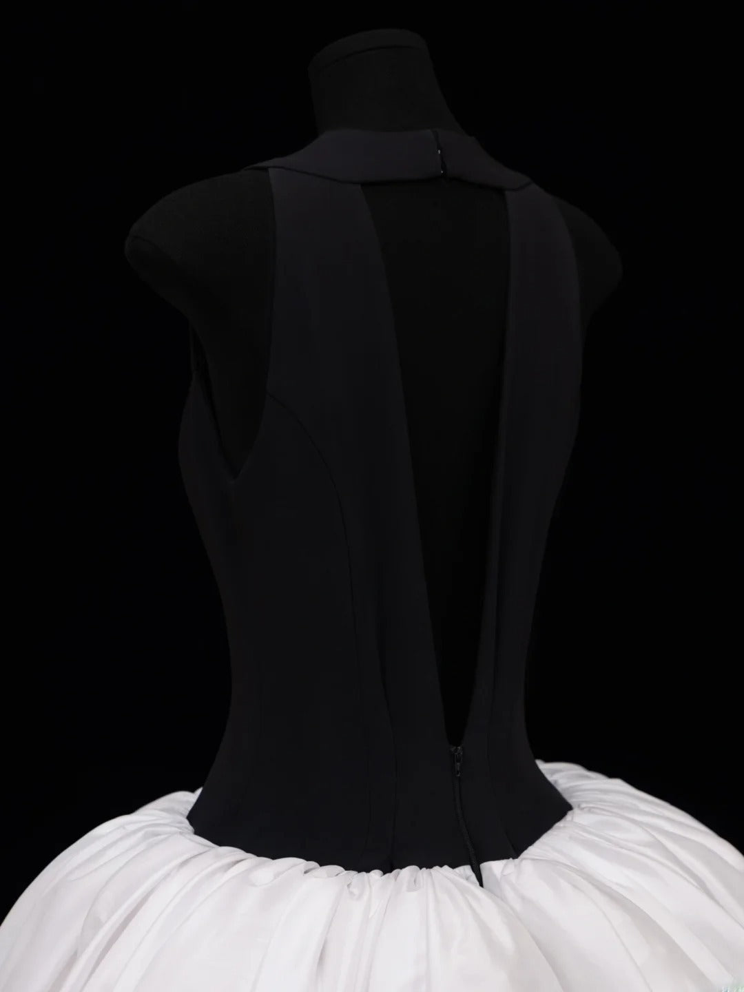 Ballkleider, elegante Abiballkleider mit V-Ausschnitt und Faltenwurf, beeindruckende schwarze Oberteile, weiße lange Abiballkleider, Partykleider, formelle Kleider SA014
