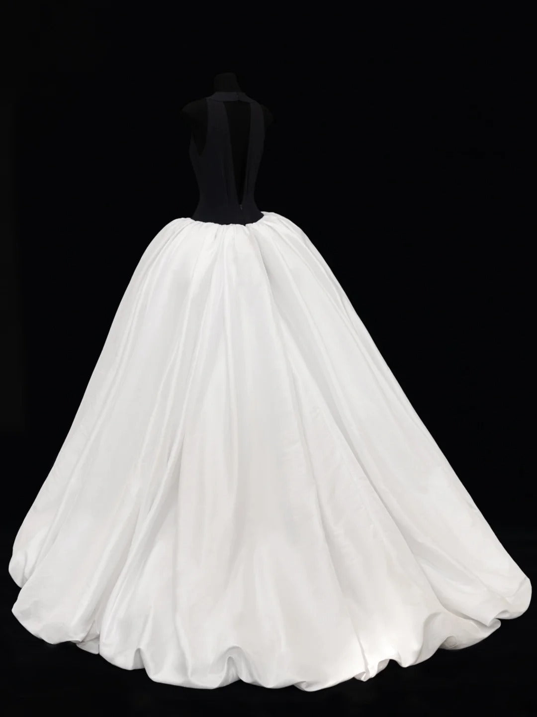 Ballkleider, elegante Abiballkleider mit V-Ausschnitt und Faltenwurf, beeindruckende schwarze Oberteile, weiße lange Abiballkleider, Partykleider, formelle Kleider SA014