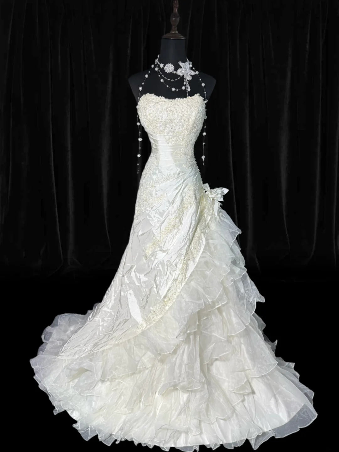 Brautkleid, trägerlos, tiefe Taille, Meerjungfrauenstil, 1950er/1940er Jahre, trägerlose Spitze mit Applikationen, weiß, in Petite/Plus Size, AS014