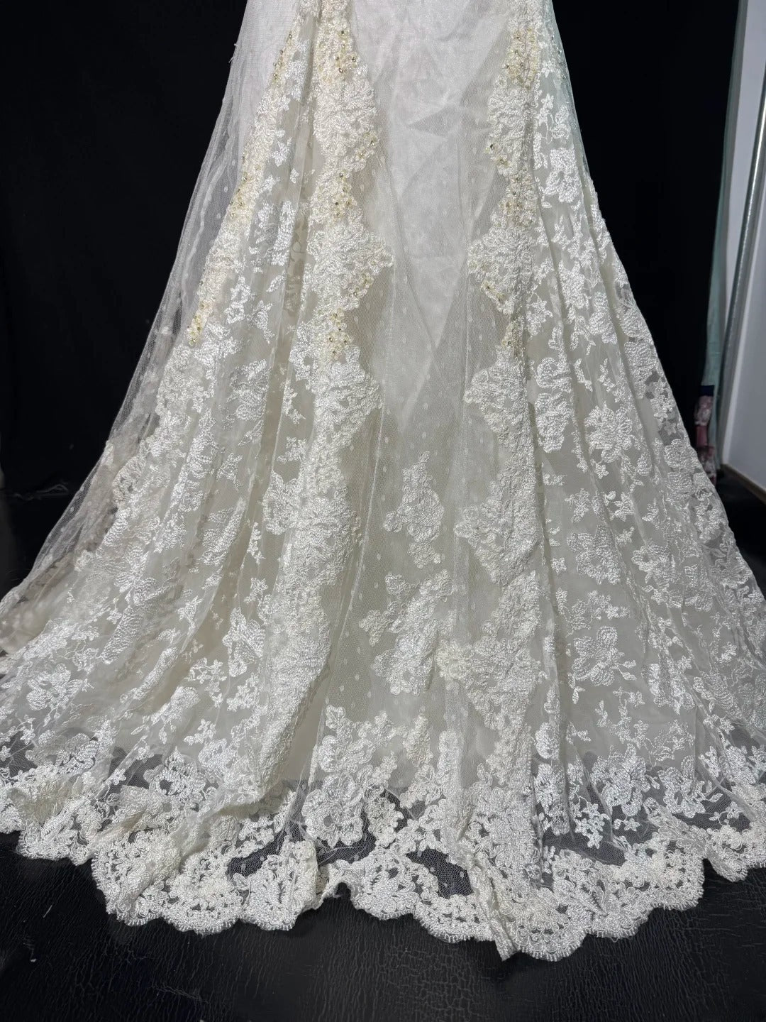 Robe de mariée bustier taille basse années 40/50, coupe sirène, dentelle et tulle ornés d'appliqués, blanche, tailles petites et grandes, AS015