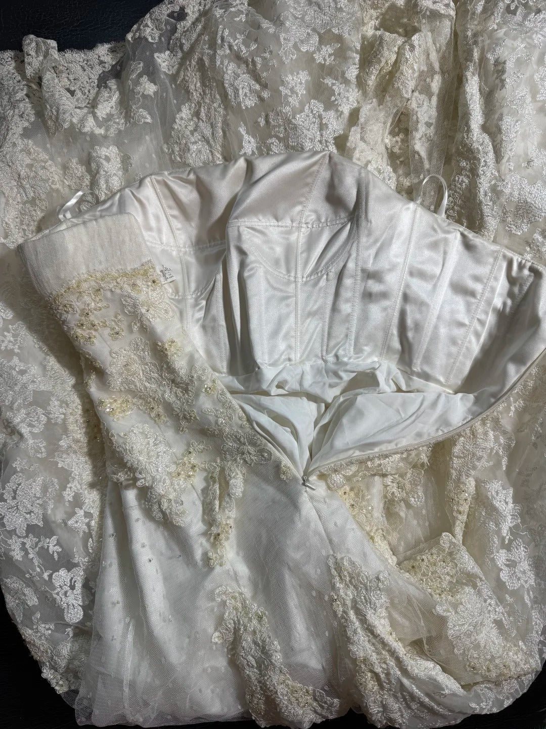 Robe de mariée bustier taille basse années 40/50, coupe sirène, dentelle et tulle ornés d'appliqués, blanche, tailles petites et grandes, AS015