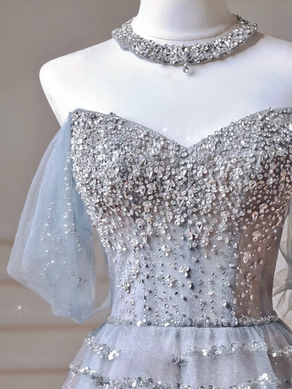 Elegantes, schulterfreies Ballkleid aus hellblauem Tüll – ein beeindruckendes, langes Abendkleid für Teenager und Mädchen der Oberstufe (AQ017).
