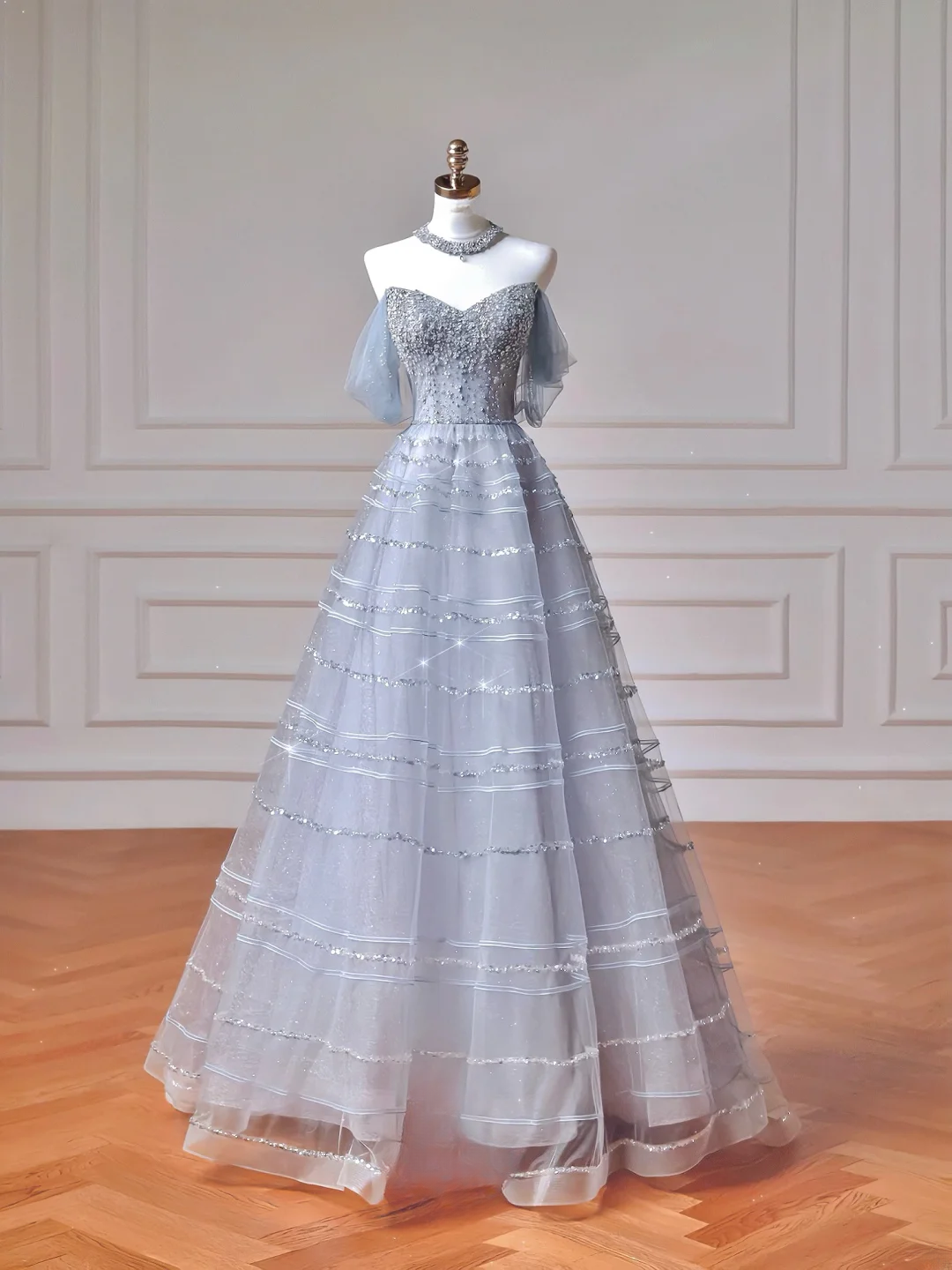 Elegantes, schulterfreies Ballkleid aus hellblauem Tüll – ein beeindruckendes, langes Abendkleid für Teenager und Mädchen der Oberstufe (AQ017).