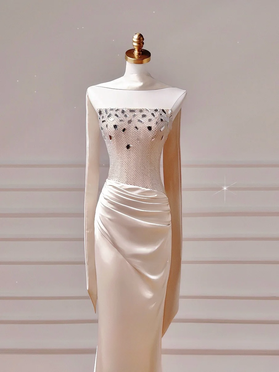 Robe de bal chic et élégante, coupe sirène bustier, en satin rose poudré avec foulard plissé. Inspiration pour une robe de soirée longue et élégante, idéale pour les adolescentes et les lycéennes (AQ018).