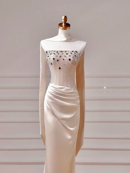 Robe de bal chic et élégante, coupe sirène bustier, en satin rose poudré avec foulard plissé. Inspiration pour une robe de soirée longue et élégante, idéale pour les adolescentes et les lycéennes (AQ018).