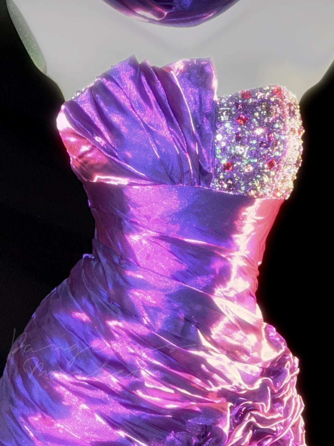 Elegantes trägerloses Etui-Minikleid 2026 in Lila für den Schulabschluss, kurze High School für die 8. Klasse, Senior-Inspo, Homecoming-Kleid RB3360