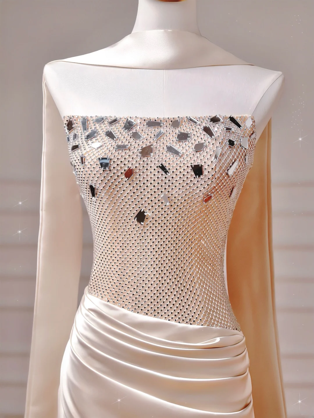 Robe de bal chic et élégante, coupe sirène bustier, en satin rose poudré avec foulard plissé. Inspiration pour une robe de soirée longue et élégante, idéale pour les adolescentes et les lycéennes (AQ018).