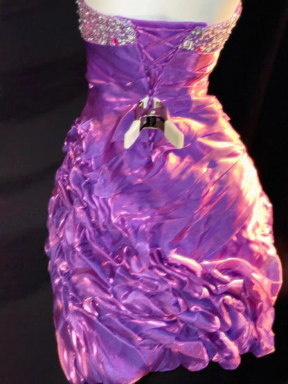 Elegantes trägerloses Etui-Minikleid 2026 in Lila für den Schulabschluss, kurze High School für die 8. Klasse, Senior-Inspo, Homecoming-Kleid RB3360