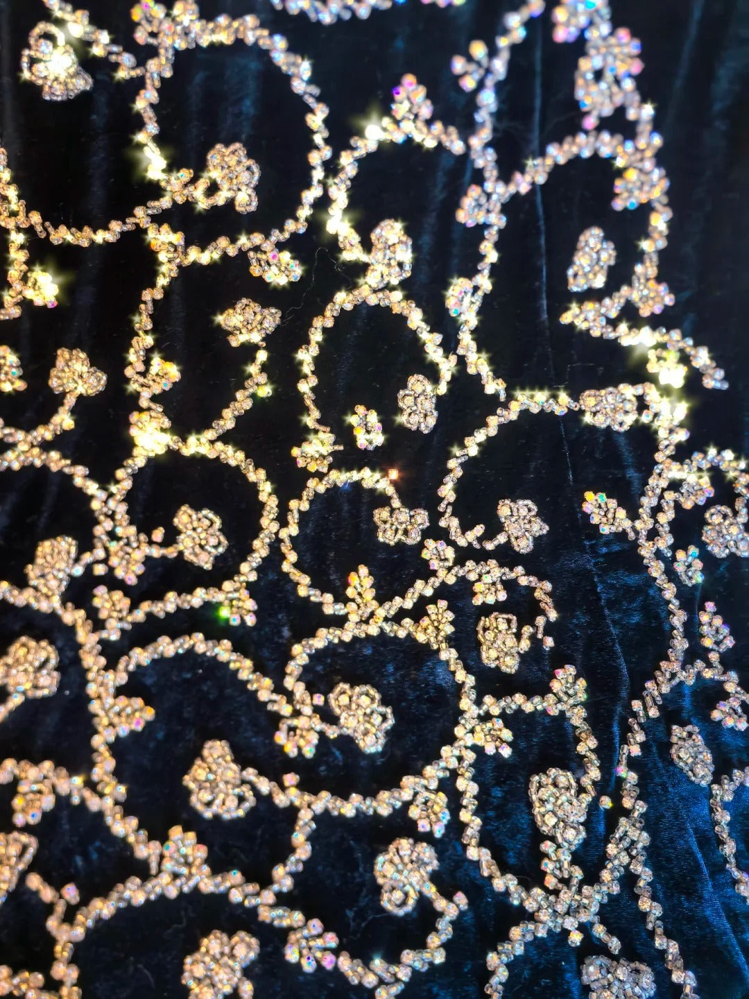 Robe de bal longue sirène unique à dos nu et fente latérale ornée de perles, idéale pour un 20e anniversaire (AS019)