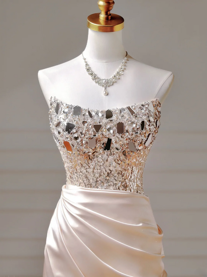 Robe de bal chic et élégante, coupe sirène, bustier, en satin rose poudré avec plis, perles et fente. Inspiration pour une robe de soirée longue et élégante, idéale pour les adolescentes et les lycéennes (AQ020).