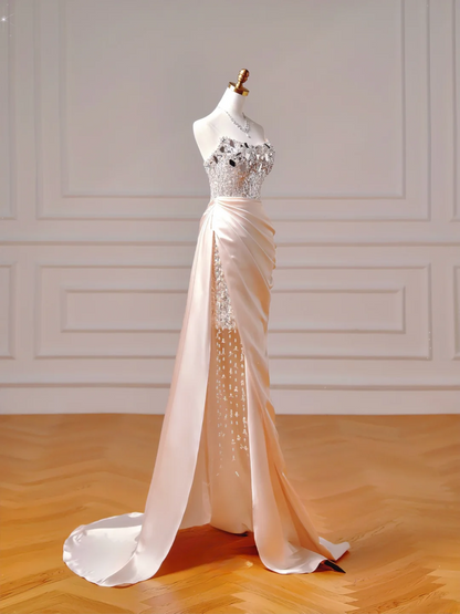 Robe de bal chic et élégante, coupe sirène, bustier, en satin rose poudré avec plis, perles et fente. Inspiration pour une robe de soirée longue et élégante, idéale pour les adolescentes et les lycéennes (AQ020).