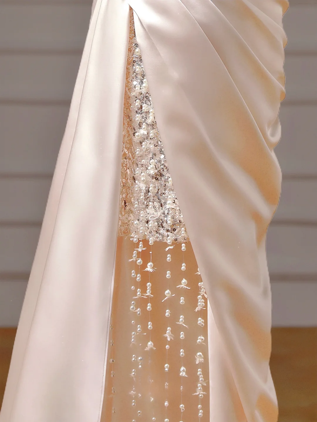 Robe de bal chic et élégante, coupe sirène, bustier, en satin rose poudré avec plis, perles et fente. Inspiration pour une robe de soirée longue et élégante, idéale pour les adolescentes et les lycéennes (AQ020).
