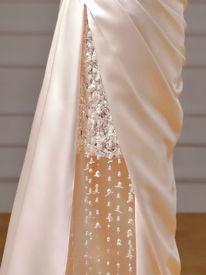 Robe de bal chic et élégante, coupe sirène, bustier, en satin rose poudré avec plis, perles et fente. Inspiration pour une robe de soirée longue et élégante, idéale pour les adolescentes et les lycéennes (AQ020).