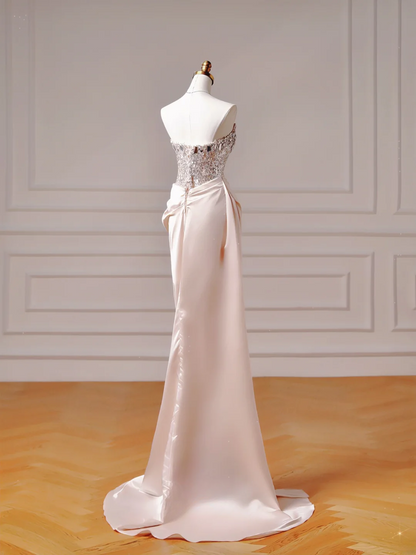 Robe de bal chic et élégante, coupe sirène, bustier, en satin rose poudré avec plis, perles et fente. Inspiration pour une robe de soirée longue et élégante, idéale pour les adolescentes et les lycéennes (AQ020).