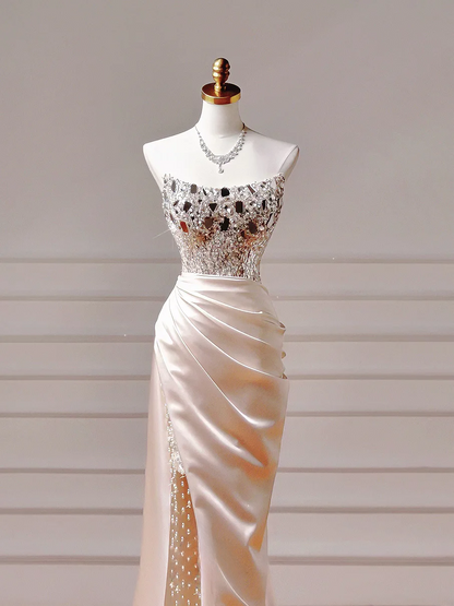 Robe de bal chic et élégante, coupe sirène, bustier, en satin rose poudré avec plis, perles et fente. Inspiration pour une robe de soirée longue et élégante, idéale pour les adolescentes et les lycéennes (AQ020).