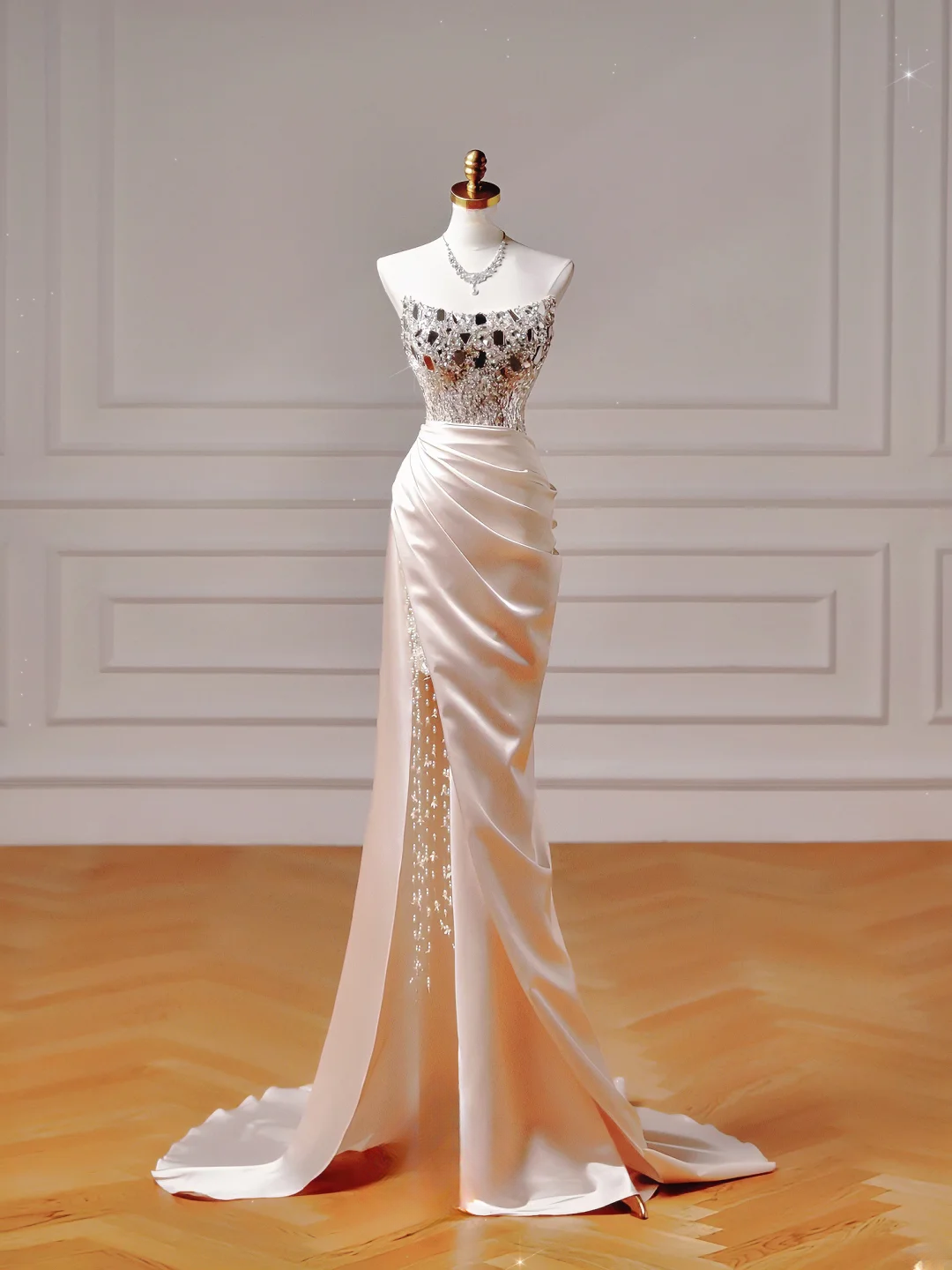 Robe de bal chic et élégante, coupe sirène, bustier, en satin rose poudré avec plis, perles et fente. Inspiration pour une robe de soirée longue et élégante, idéale pour les adolescentes et les lycéennes (AQ020).