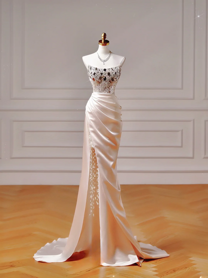 Robe de bal chic et élégante, coupe sirène, bustier, en satin rose poudré avec plis, perles et fente. Inspiration pour une robe de soirée longue et élégante, idéale pour les adolescentes et les lycéennes (AQ020).