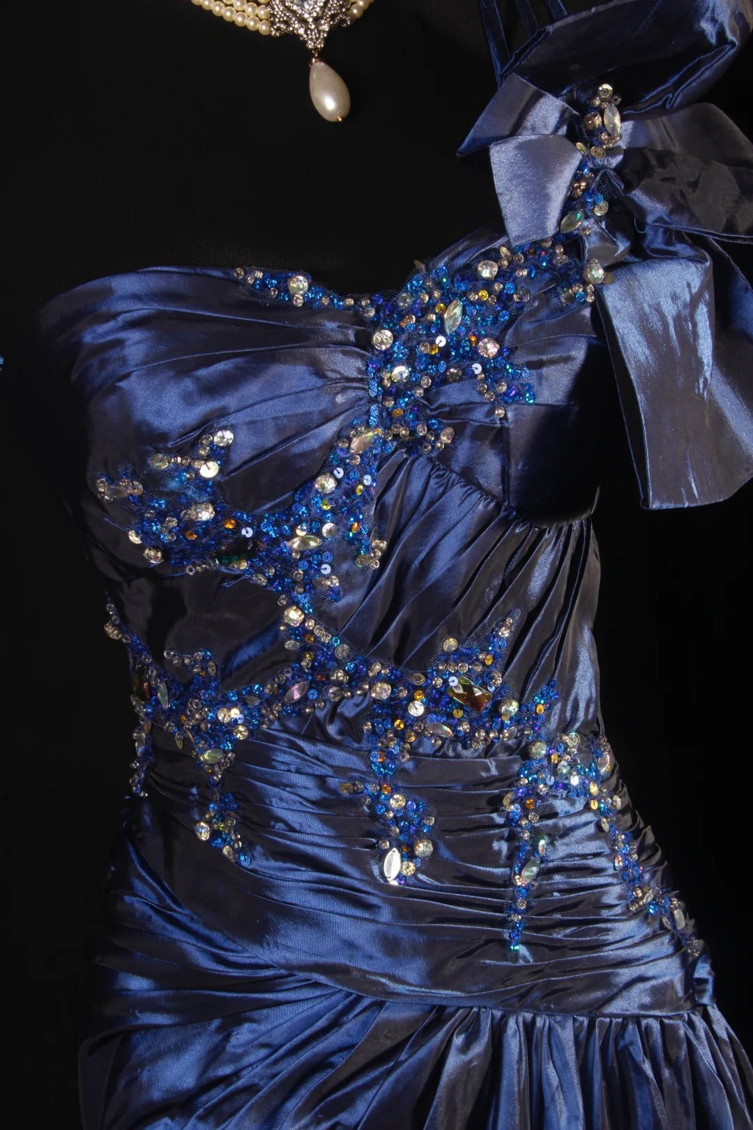 Robe de bal vintage années 90, coupe trapèze, une épaule, satin bleu marine orné de perles, robe de soirée longue AS021
