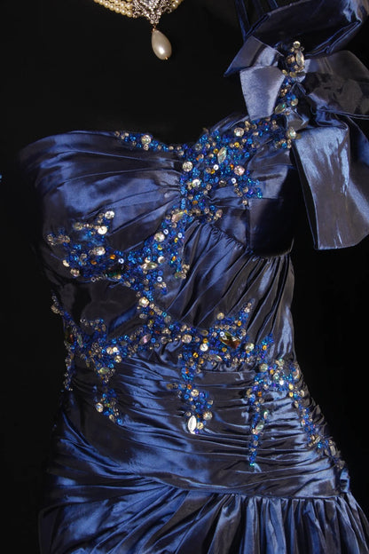 Robe de bal vintage années 90, coupe trapèze, une épaule, satin bleu marine orné de perles, robe de soirée longue AS021