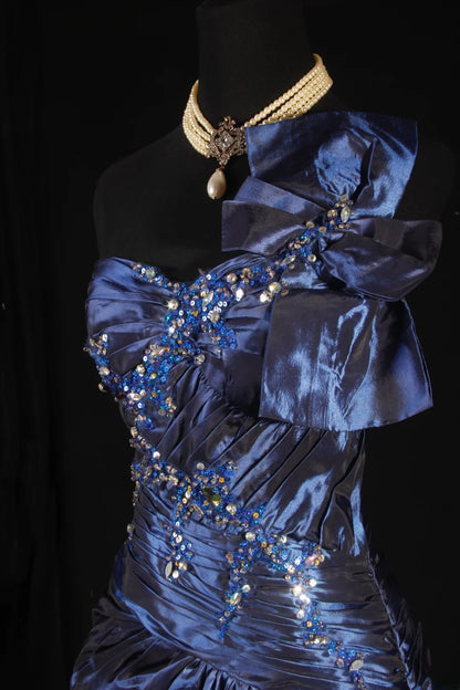 Robe de bal vintage années 90, coupe trapèze, une épaule, satin bleu marine orné de perles, robe de soirée longue AS021
