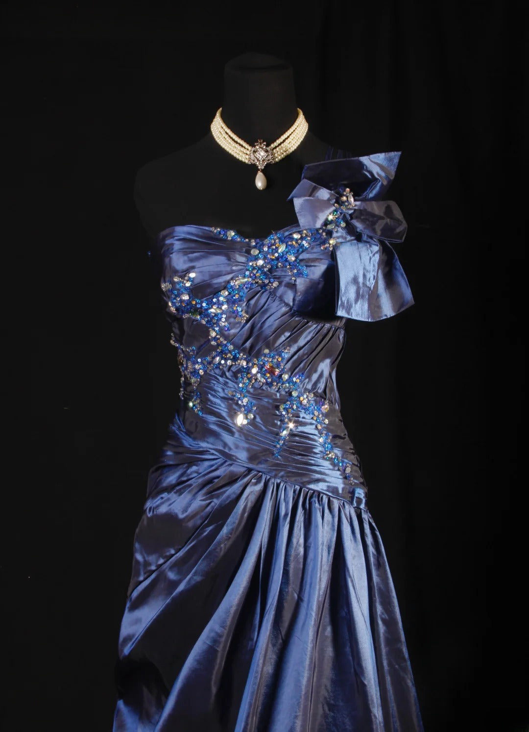 Robe de bal vintage années 90, coupe trapèze, une épaule, satin bleu marine orné de perles, robe de soirée longue AS021