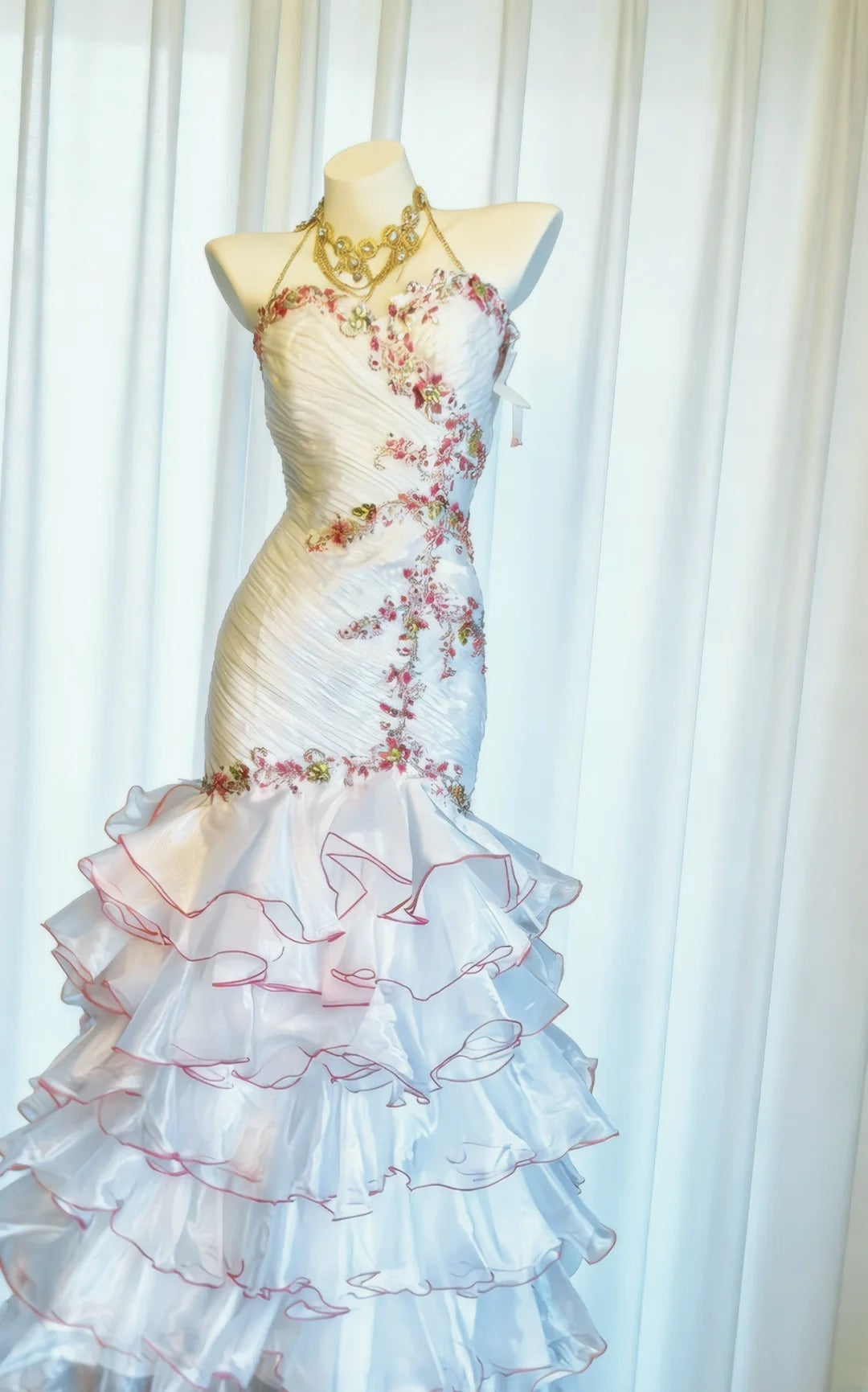 Robe de soirée sirène blanche à décolleté cœur ornée de dentelle et de perles, style années 90, idéale pour un bal de promo, un 20e anniversaire ou toute autre occasion spéciale (AS022).