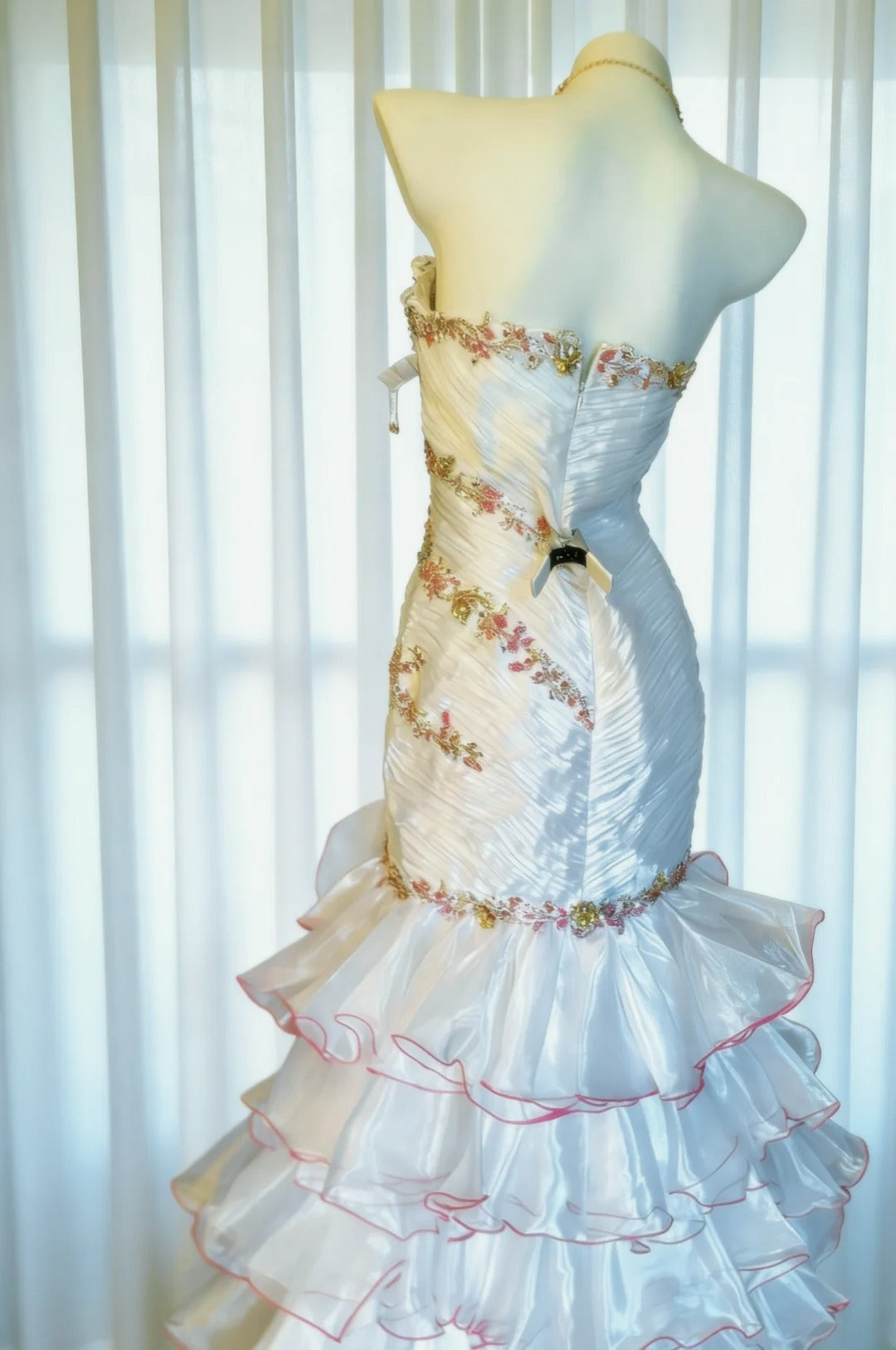 Robe de soirée sirène blanche à décolleté cœur ornée de dentelle et de perles, style années 90, idéale pour un bal de promo, un 20e anniversaire ou toute autre occasion spéciale (AS022).
