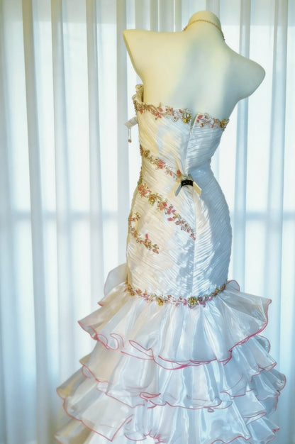 Robe de soirée sirène blanche à décolleté cœur ornée de dentelle et de perles, style années 90, idéale pour un bal de promo, un 20e anniversaire ou toute autre occasion spéciale (AS022).
