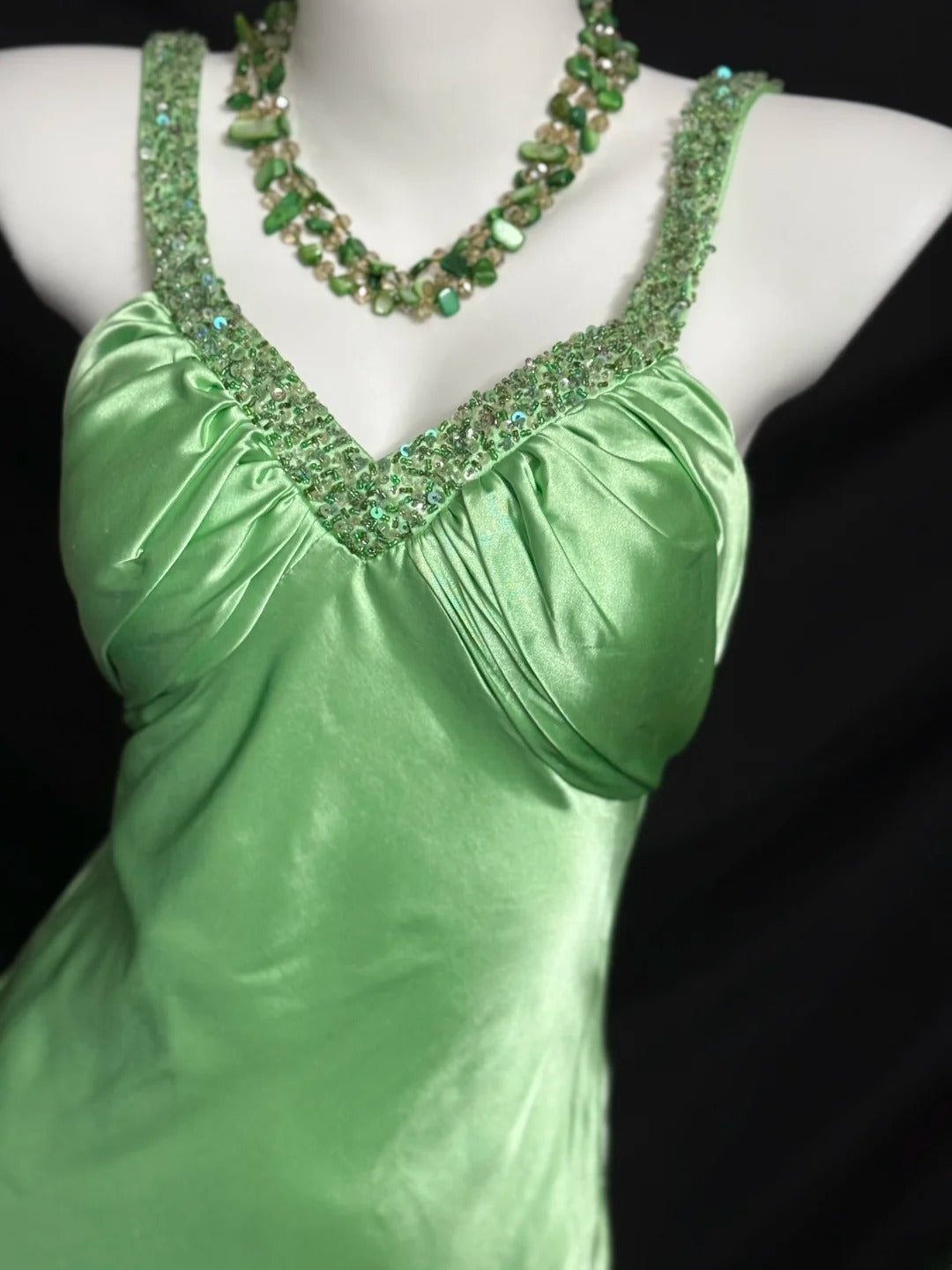 Modest Prom Dresses Mermaid V Neck Green Backless With Ruffles Satin Long Evening Formal Outfits RB3367