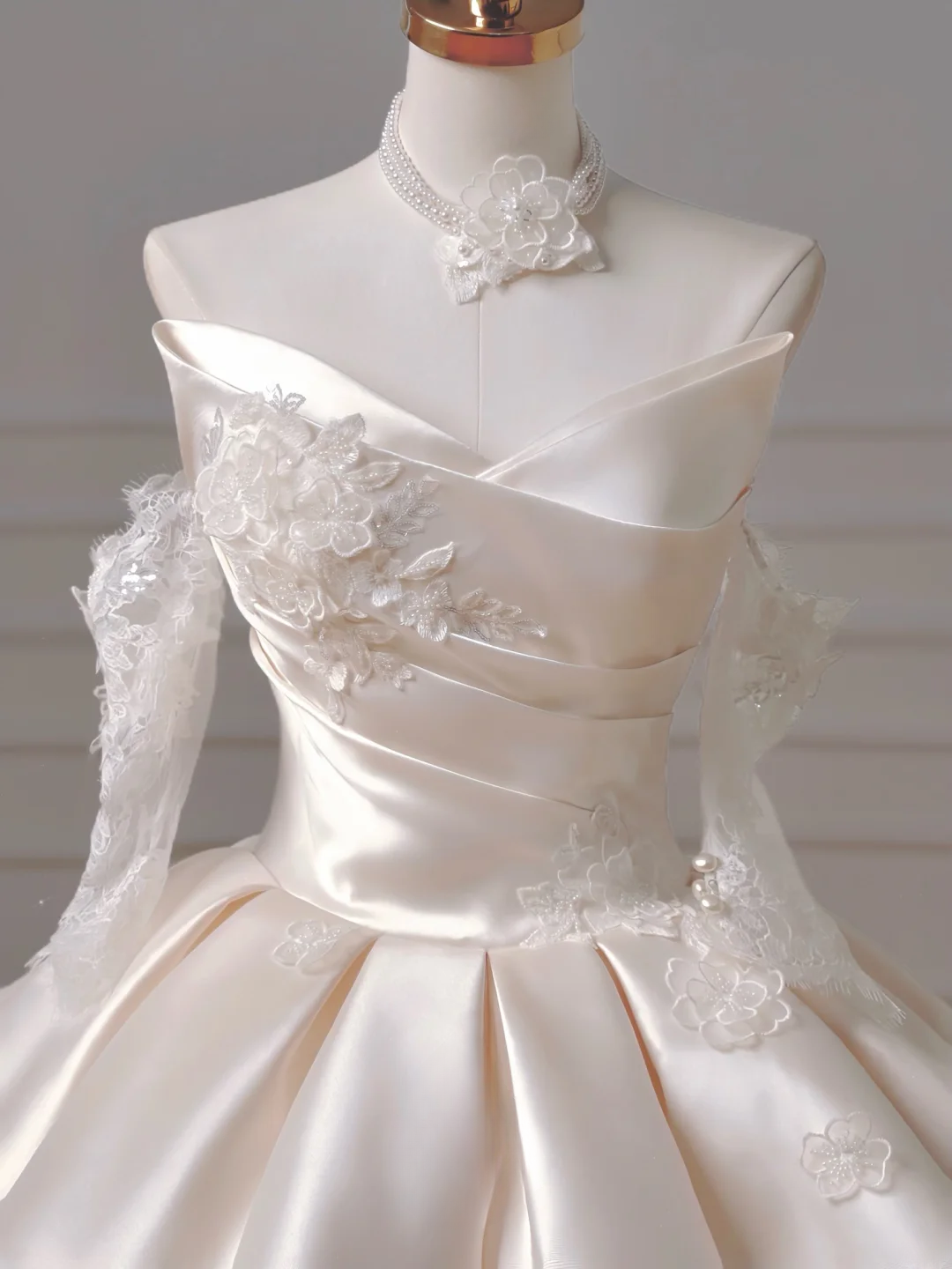 Robe de mariée longue et romantique, style bal, décolleté cœur, en satin et dentelle plissée, avec manches, référence AQ026