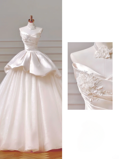 Robe de mariée longue et romantique, style bal, décolleté cœur, en satin et dentelle plissée, avec manches, référence AQ026