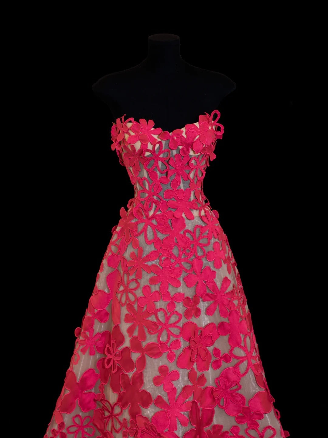 Robe de bal, robe de soirée, robe de cocktail, robe de bal longue, robe de soirée élégante, décolleté cœur, dentelle rose fuchsia, style sophistiqué, SA026