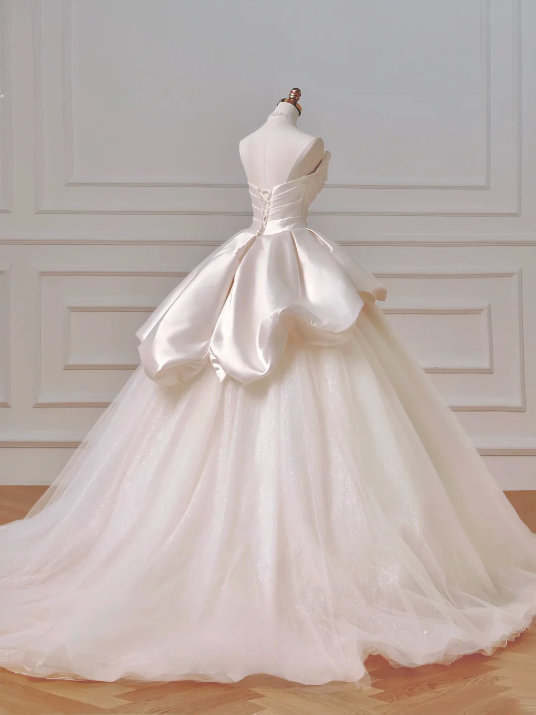 Robe de mariée longue et romantique, style bal, décolleté cœur, en satin et dentelle plissée, avec manches, référence AQ026