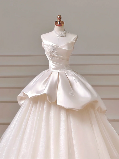 Robe de mariée longue et romantique, style bal, décolleté cœur, en satin et dentelle plissée, avec manches, référence AQ026
